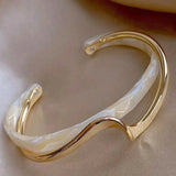 Daisy - White opal elegant golden bracelet